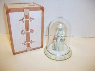 Exclusive Avon Mrs Albee Award Mini Figurine 2002