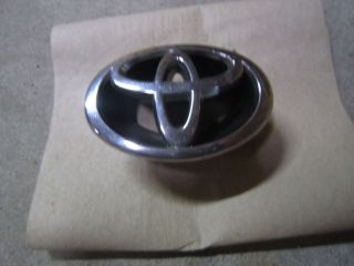 2001 2002 Toyota Corolla Front Grille Emblem Genuine Toyota Part