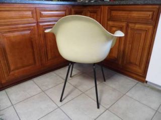 Awesome Eames Herman Miller Fiberglass Shell Chair with H Base in Parchment